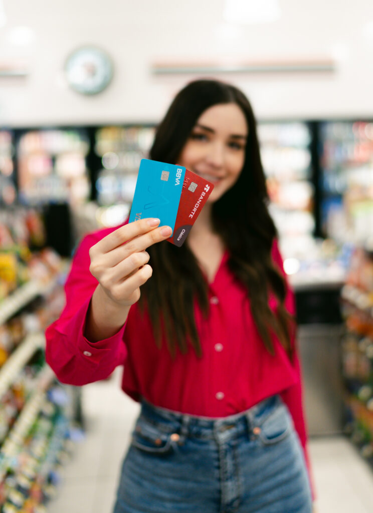 Con tu tarjeta de débito Banorte o BBVA puedes retirar efectivo directamente en caja al terminar tu compra.